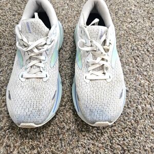 Brooks Ghost 15 White and Gray Athletic Shoes with Breathable Knit Upper